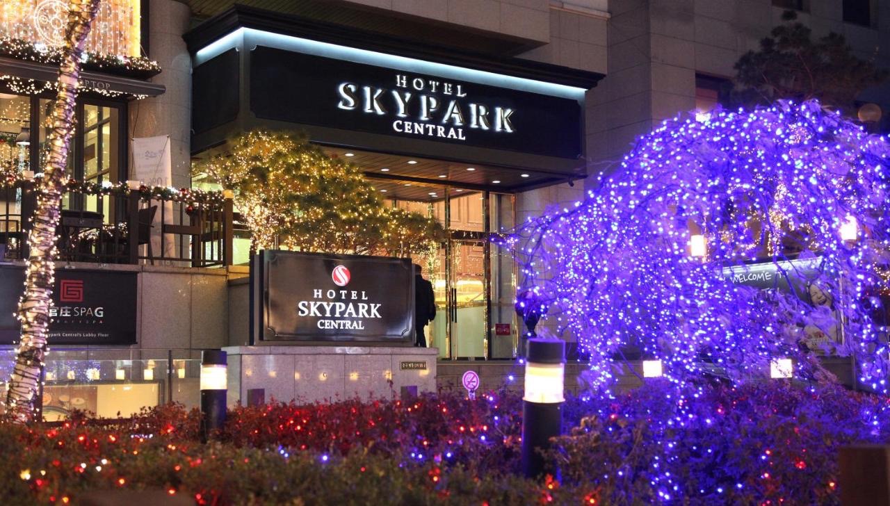 Hotel Skypark Central Myeongdong ở Myeongdong có vị trí đắc địa, không kém phần sang trọng nhưng có chi phí hợp túi tiền dành cho các tín đồ shopping đang dự định khám phá khu phố mua sắm nổi tiếng Myeongdong.